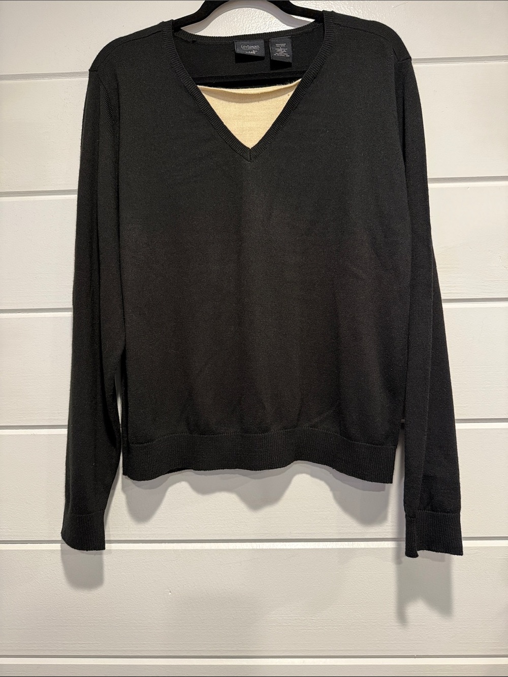 Lee Black V‑Neck Sweater with Cream Liner. Size Large